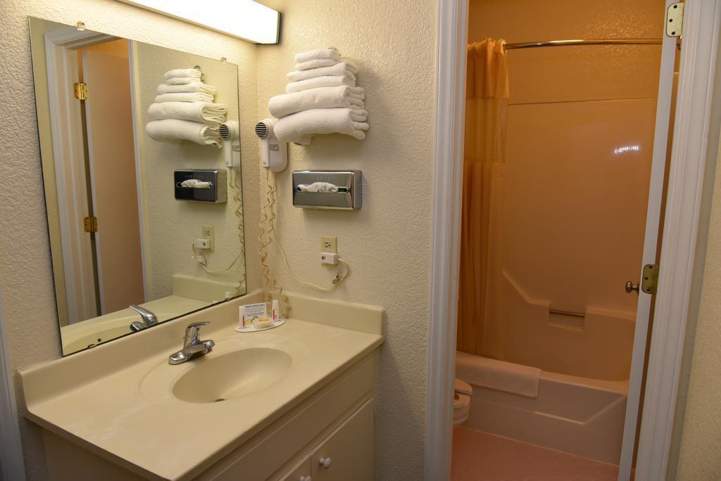 Econo Lodge Cherry Point Хейвлок Экстерьер фото
