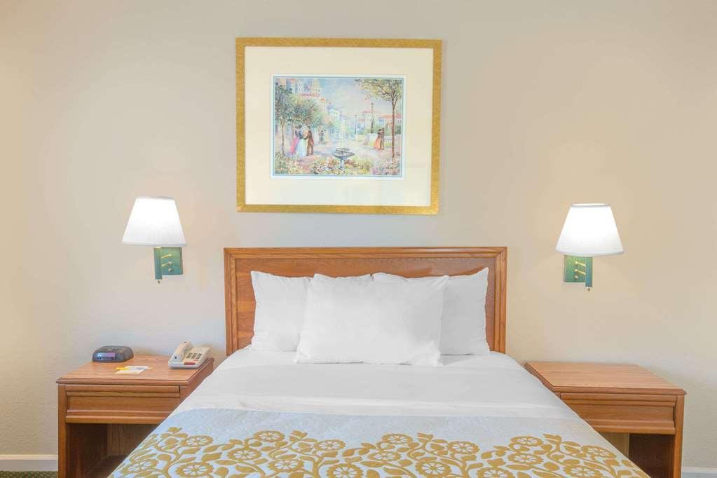 Econo Lodge Cherry Point Хейвлок Экстерьер фото