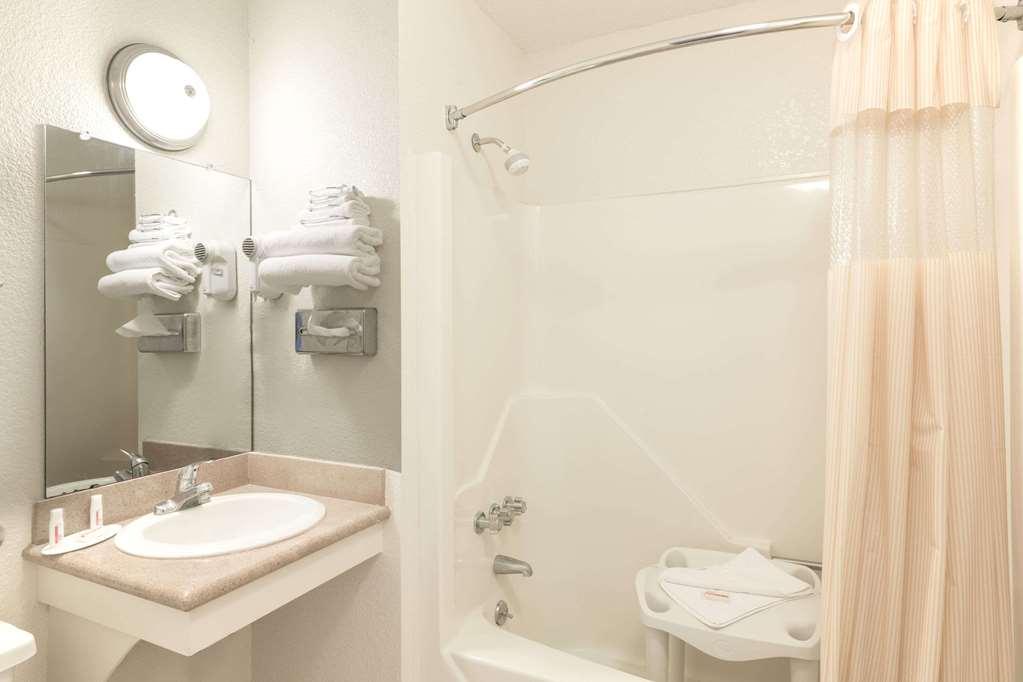 Econo Lodge Cherry Point Хейвлок Экстерьер фото